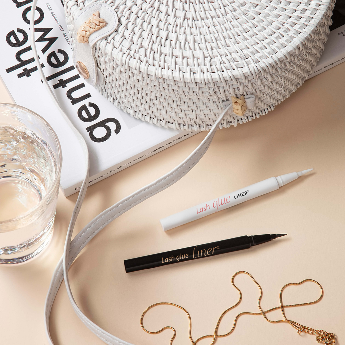 Aplicación del delineador adhesivo KISS GLUEliner - Fórmula 2 en 1 delineador y pegamento