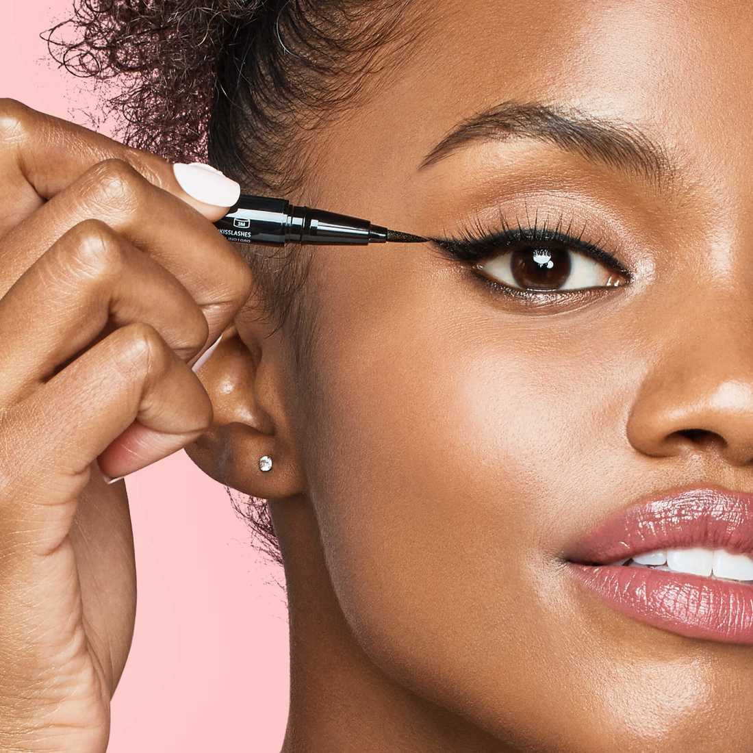 Aplicador de punta fina del delineador adhesivo KISS GLUEliner con acabado mate negro