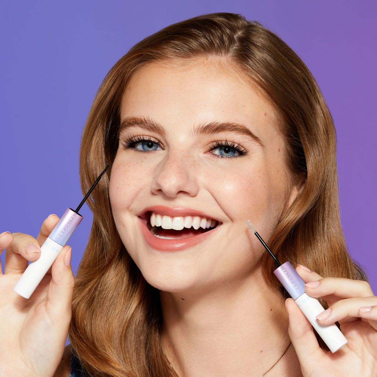 Aplicación de KISS FALSCARA Bond & Seal en pestañas, mostrando el proceso de adhesión de extensiones