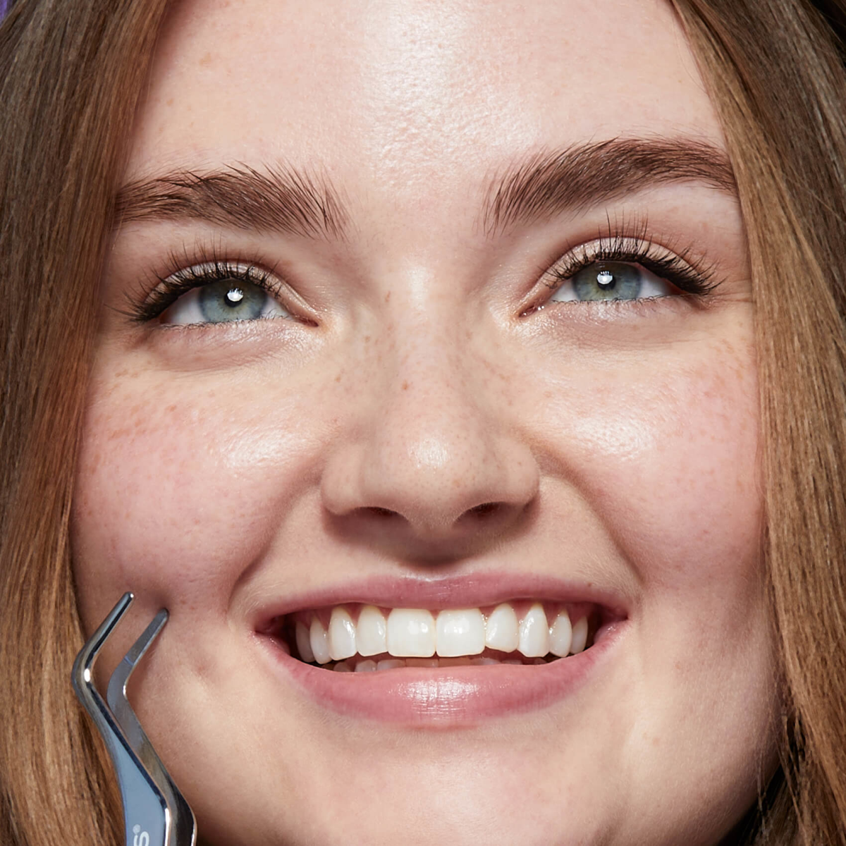 Aplicación pestañas postizas Falscara debajo de pestañas naturales