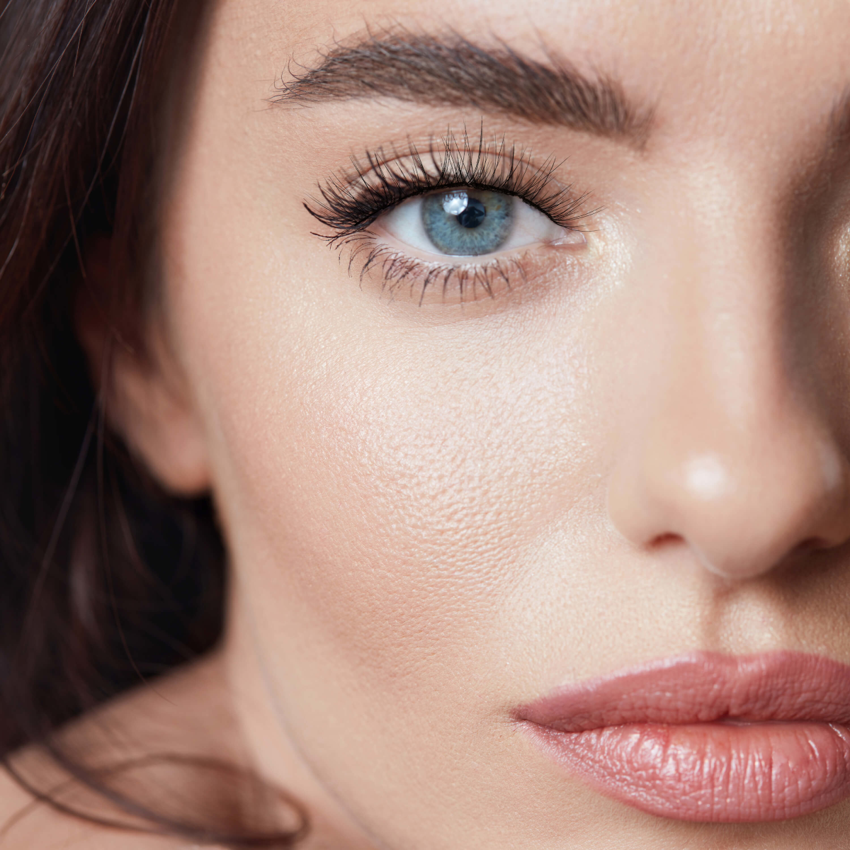 Aplicación pestañas postizas Falscara debajo de pestañas naturales