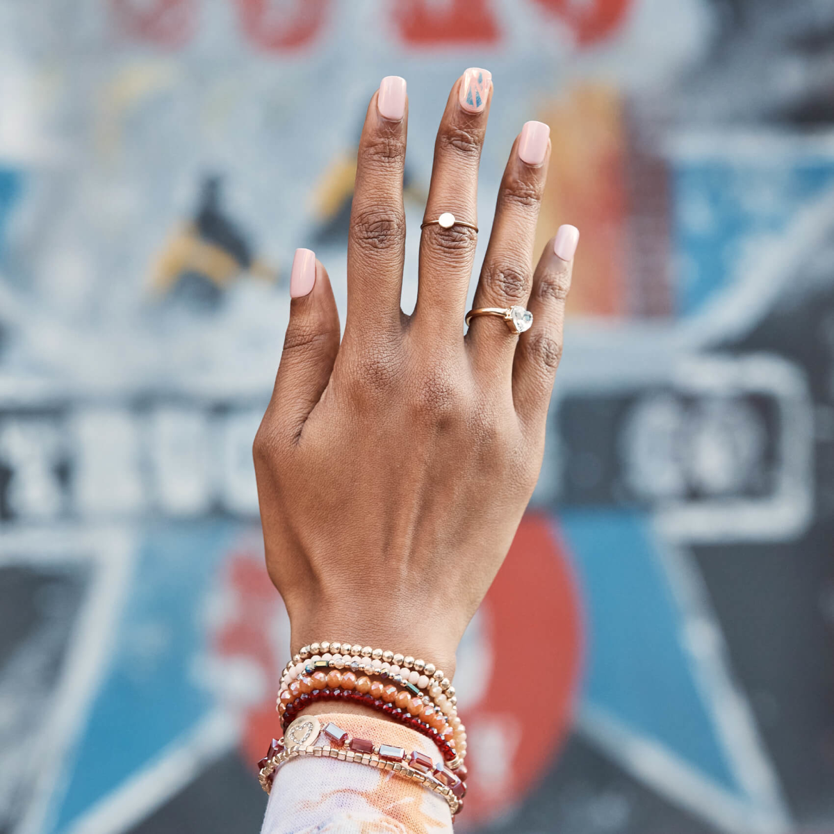 Uñas press-on imPRESS color rosa con acabado tornasol - Vista de cerca