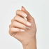 Manicure imPRESS Evanesce aplicado en mano - acabado nude con brillos
