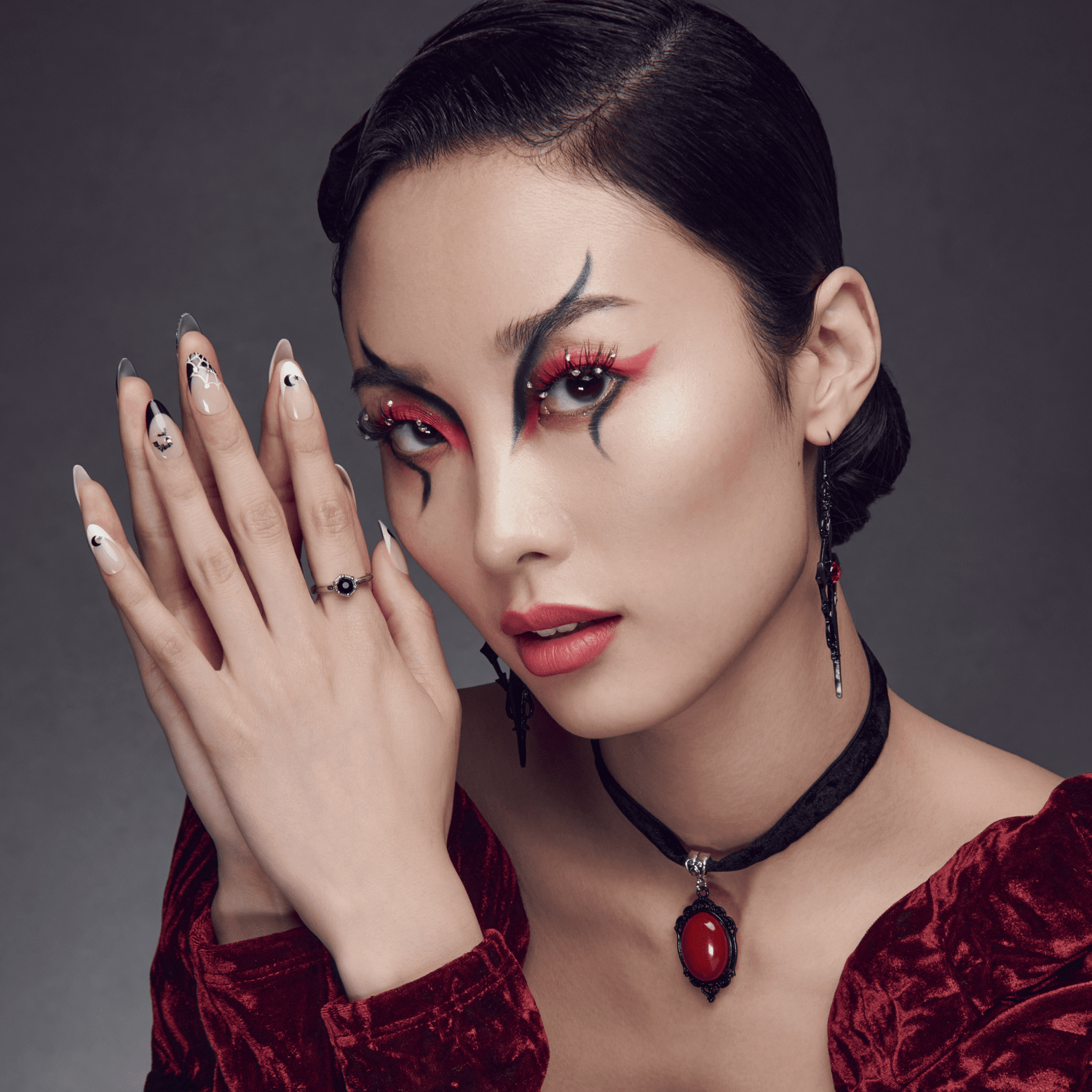 KISS Voguish Fantasy Halloween Circus Wonders - Uñas Almendra Brillan en la Oscuridad