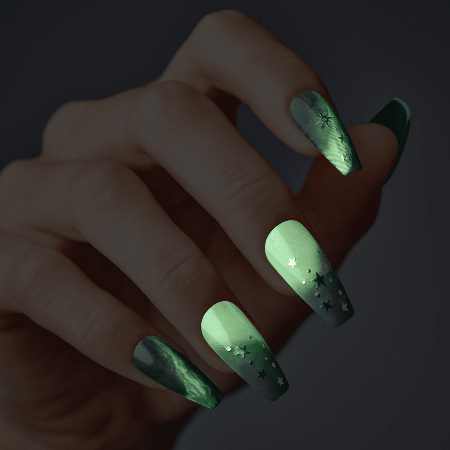 KISS Voguish Fantasy Halloween Clowning - Uñas Coffin Magnéticas Brillan en la Oscuridad